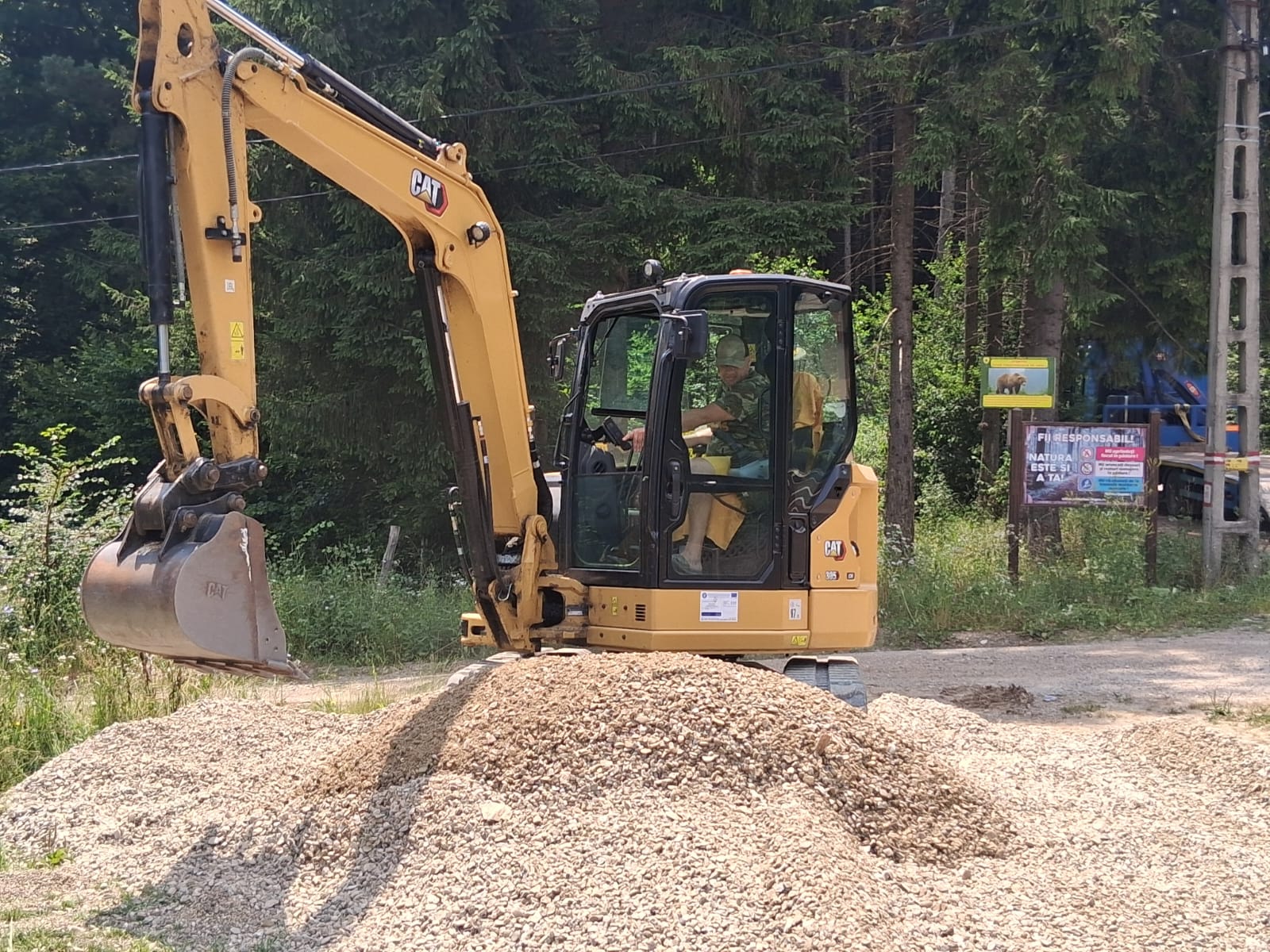 Miniexcavator Caterpillar 305 pe șenile de cauciuc cu operator, vedere laterală – Bacău