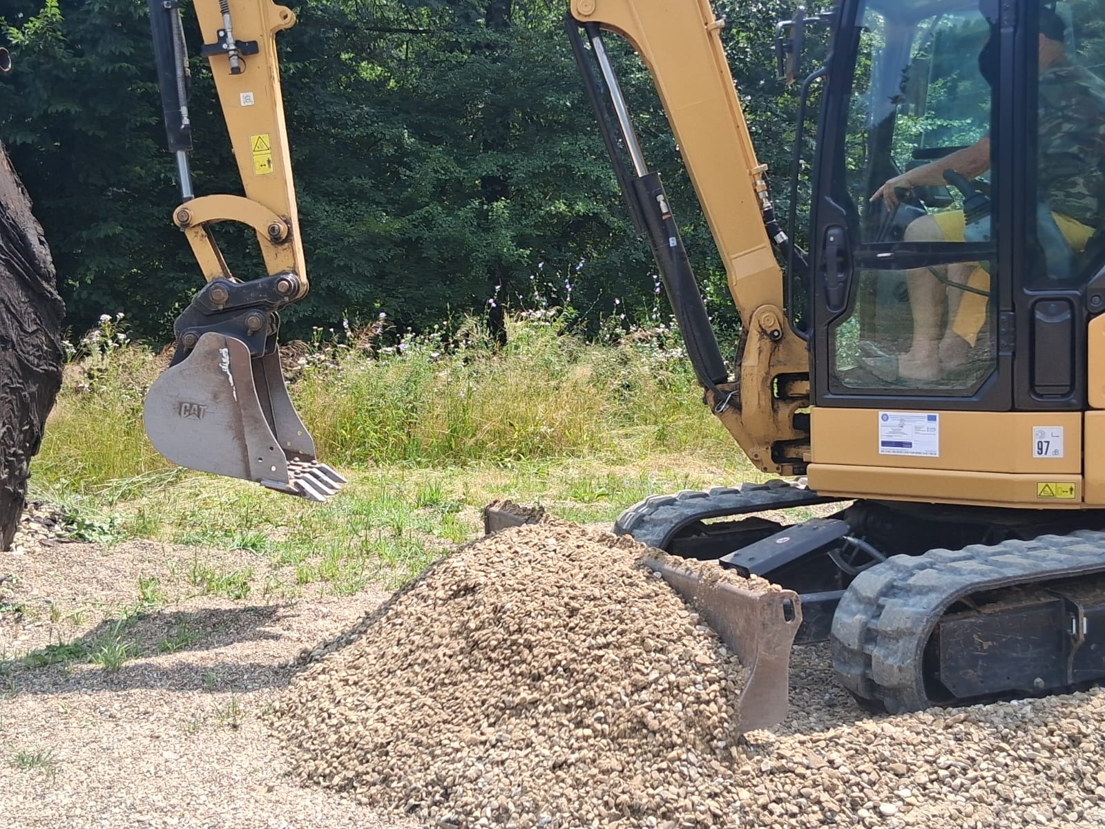 Braț și cupă Caterpillar, șenile de cauciuc – detaliu miniexcavator 305