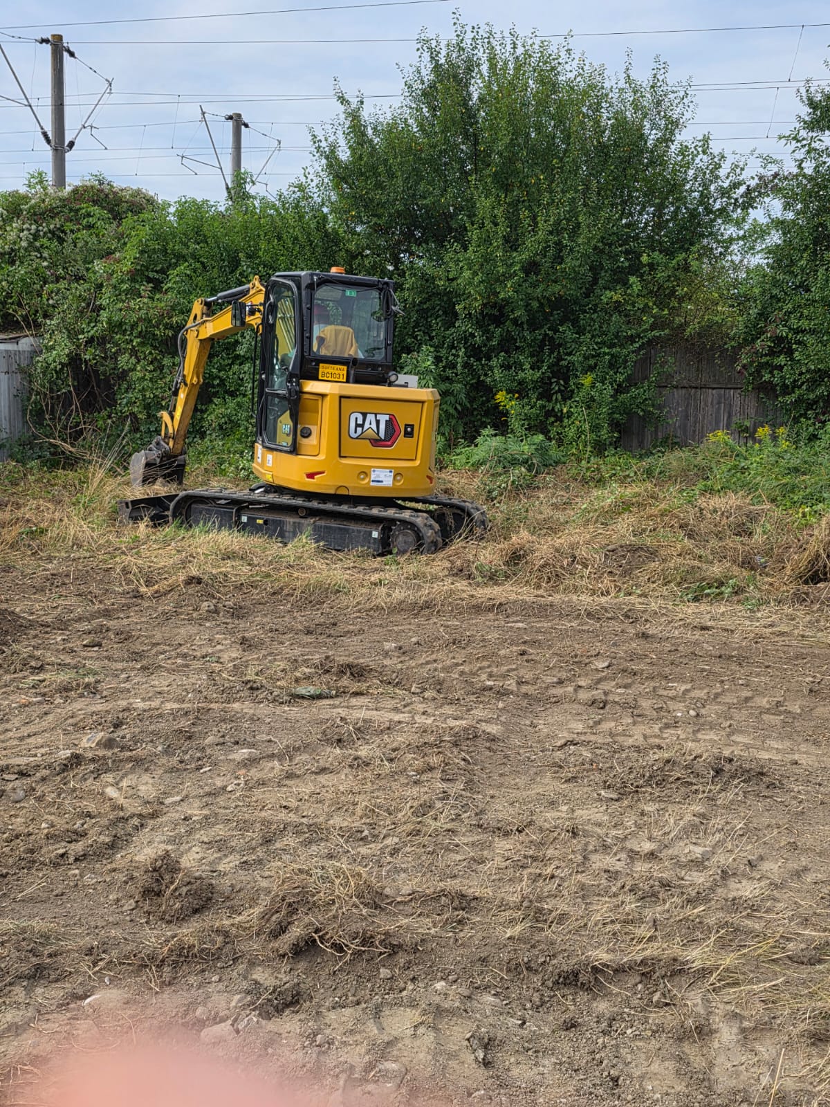 Miniexcavator Caterpillar 305 la lucrări de degajare și nivelare teren